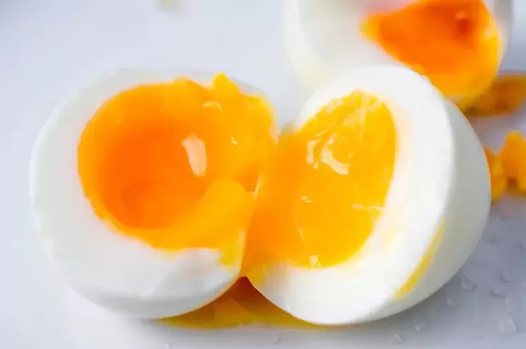 تخم مرغ آب پز نرم برای رژیم غذایی بدون کربوهیدرات