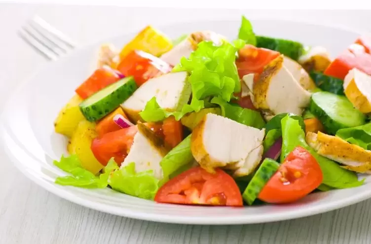 سالاد با سبزیجات و مرغ برای یک رژیم غذایی بدون کربوهیدرات