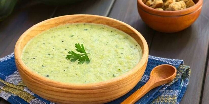 سوپ پوره کلم و کدو سبز یک غذای دوستدار معده در منوی رژیم غذایی ضد حساسیت است. 