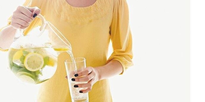 آب لیمو به پاکسازی بدن کمک می کند